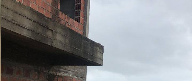 POSADAS: Obrero sufrió graves lesiones tras caída en obra en construcción